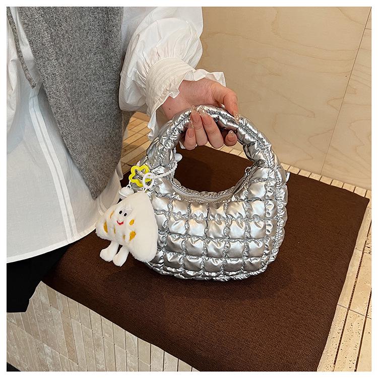 Modna marszczona torebka chmurka dla dzieci – Pikowana torebka crossbody na zamek z haftem