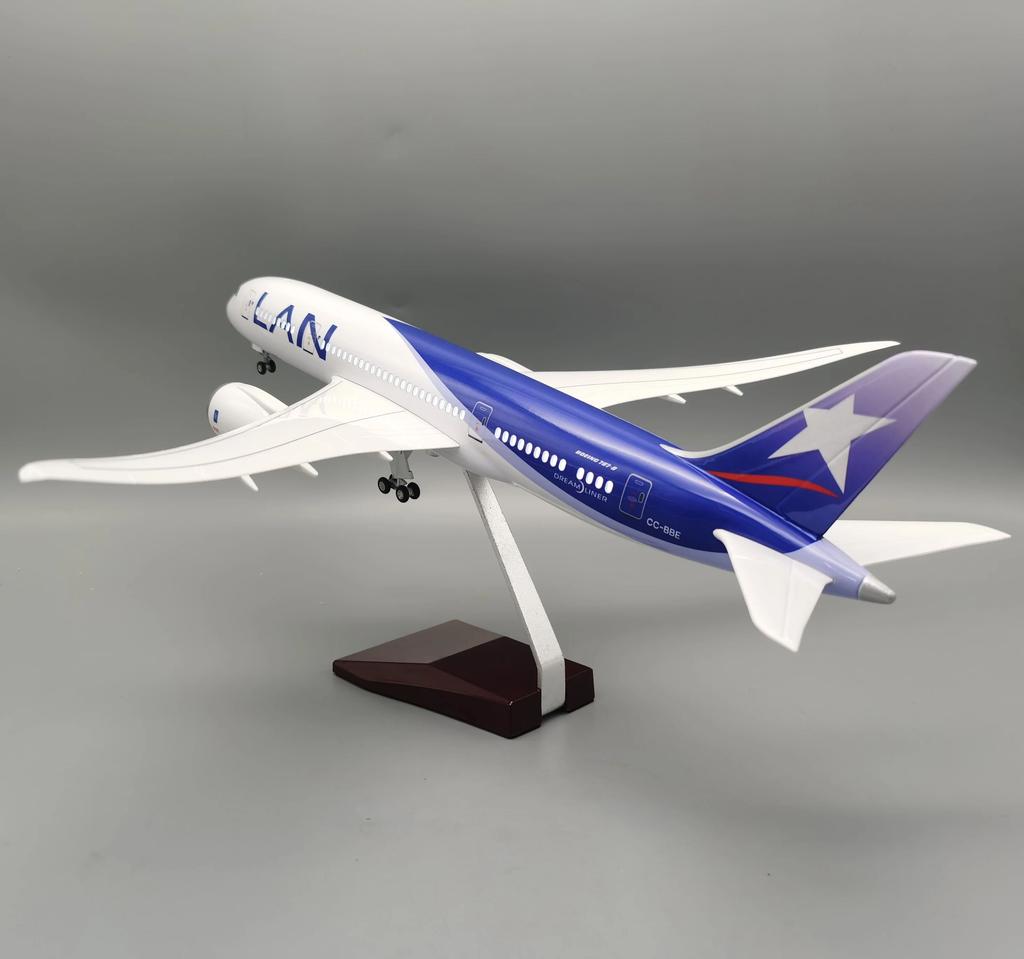 B787 Chile LAN Airways Diecast Resin Model Plane With Light & Base 1:130 Scale Static Airplane Enthusiasts Gift Decor