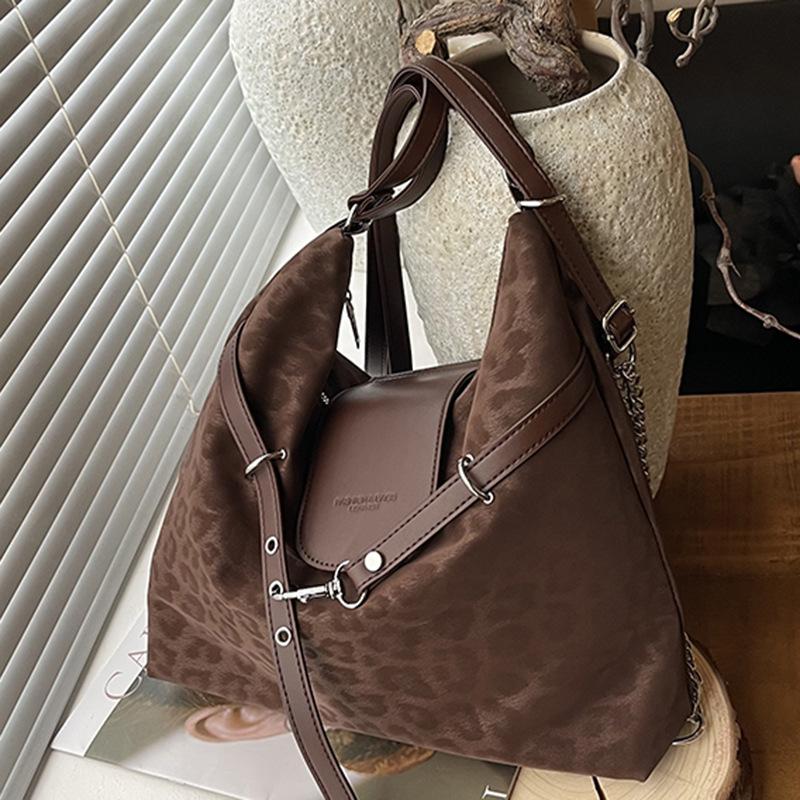 Retro large-capacity commuter underarm bag women's 2025 new autumn backpack fashionable high-value tote bag