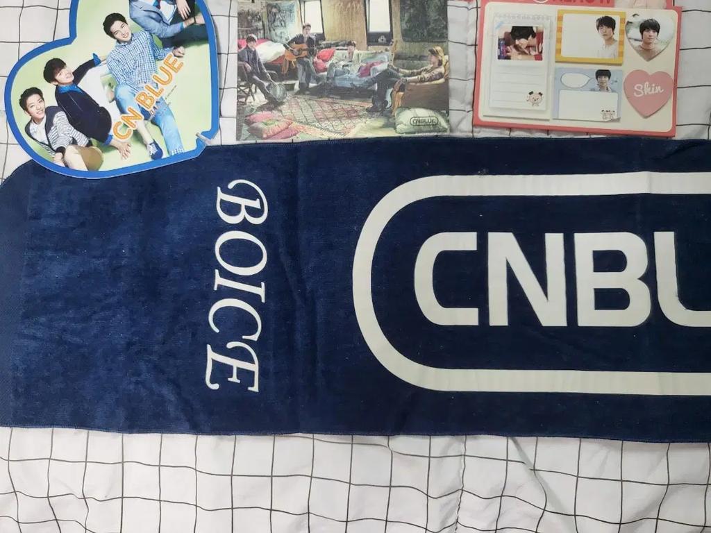 CNBLUE CENBLUE album z gadżetami plakat MD Używany