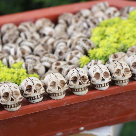20 ks Usmívající se lebky Miniatury Pryskyřičné Mini Figurky Lebek Dekor Květináče Ozdoby Lebek pro Domov Zahradu Halloweenskou Párty Dekorace