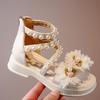 Sandálias para Meninas 2026 Verão Novo Moda Pequena Princesa Sapatos Estilo Fada Flor Bebê Solado Macio Sapatos de Pérola