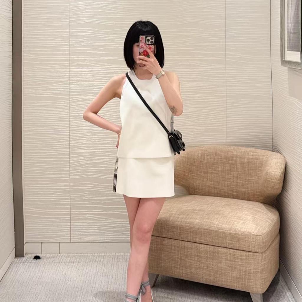 High-End Women's Fashion: D Family Casual Versatile Vest and Half Skirt Set