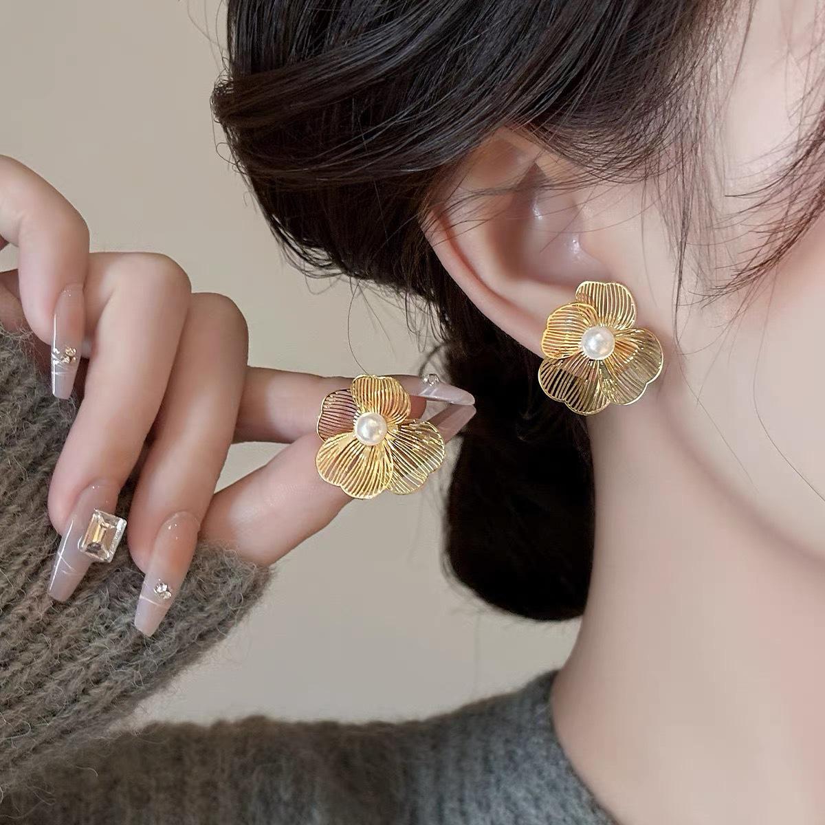 Exquisite Retro Pearl & Metal Flower Stud Earrings - Elegant Light Luxury Design