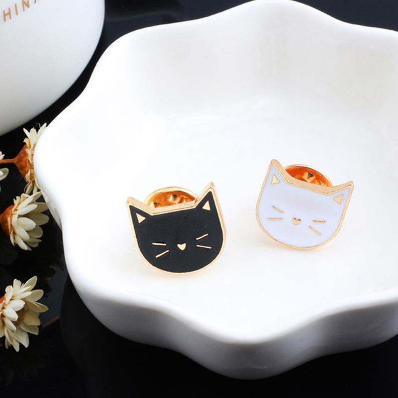 2 Teile/satz Paar Freund Katzen Brosche Set Nette Schwarz Und Weiß Kätzchen Emaille Pins Cartoon Katze Klaue Fishbone Abzeichen Tasche revers