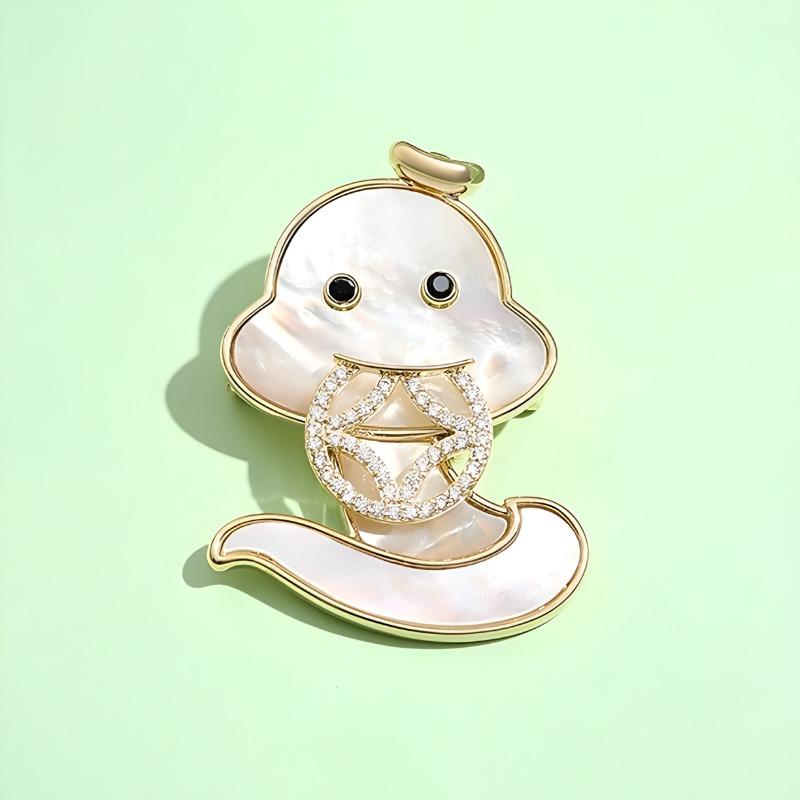 Cute Gold Coin Snake Baby Brooch, High-end Women's Fashionable and Elegant Brooch, Niche and Sophisticated Brooch