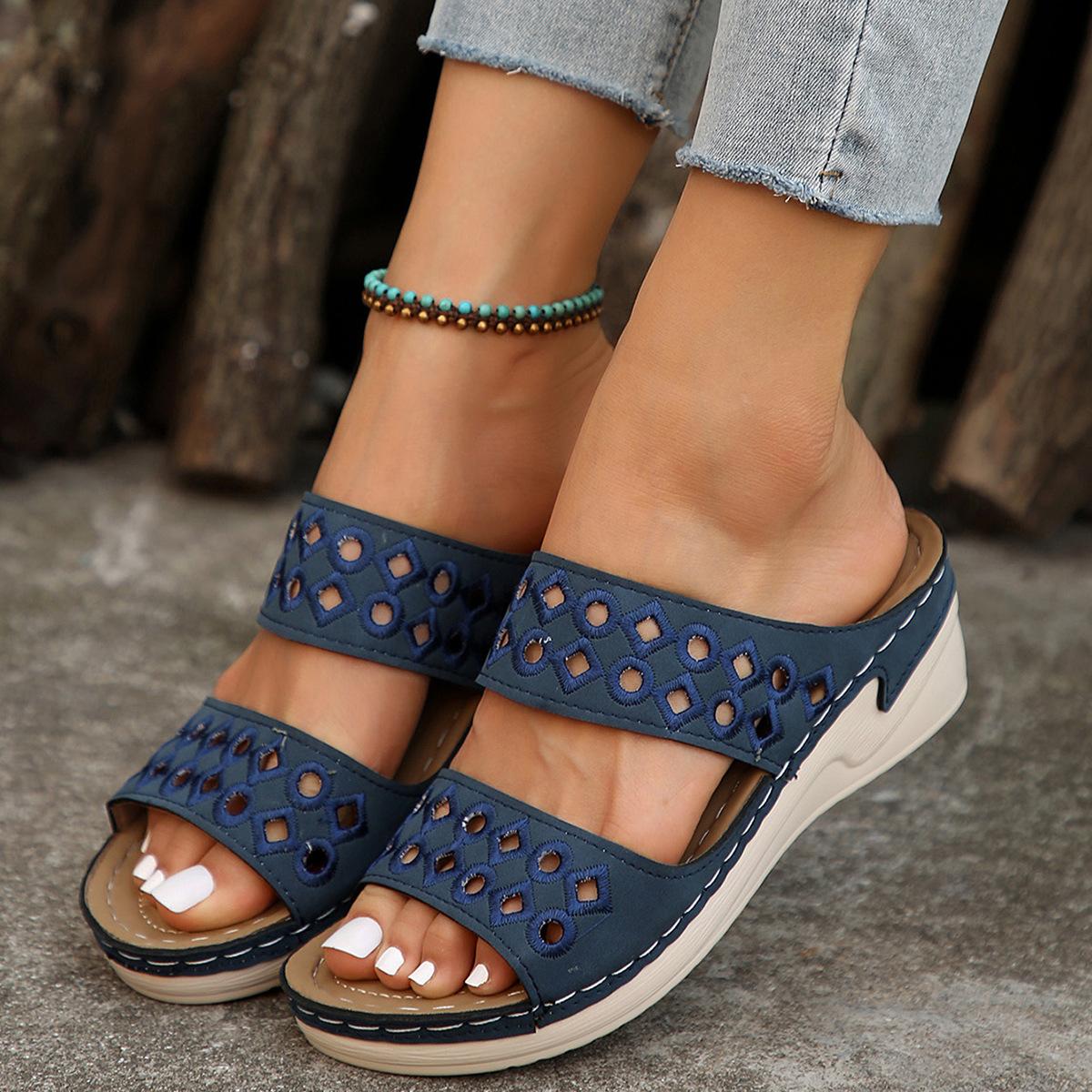 

Большие женские тапочки на танкетке, летние, новые, с вышивкой, толстой полоской снизу, сандалии с одним словом 43 синий