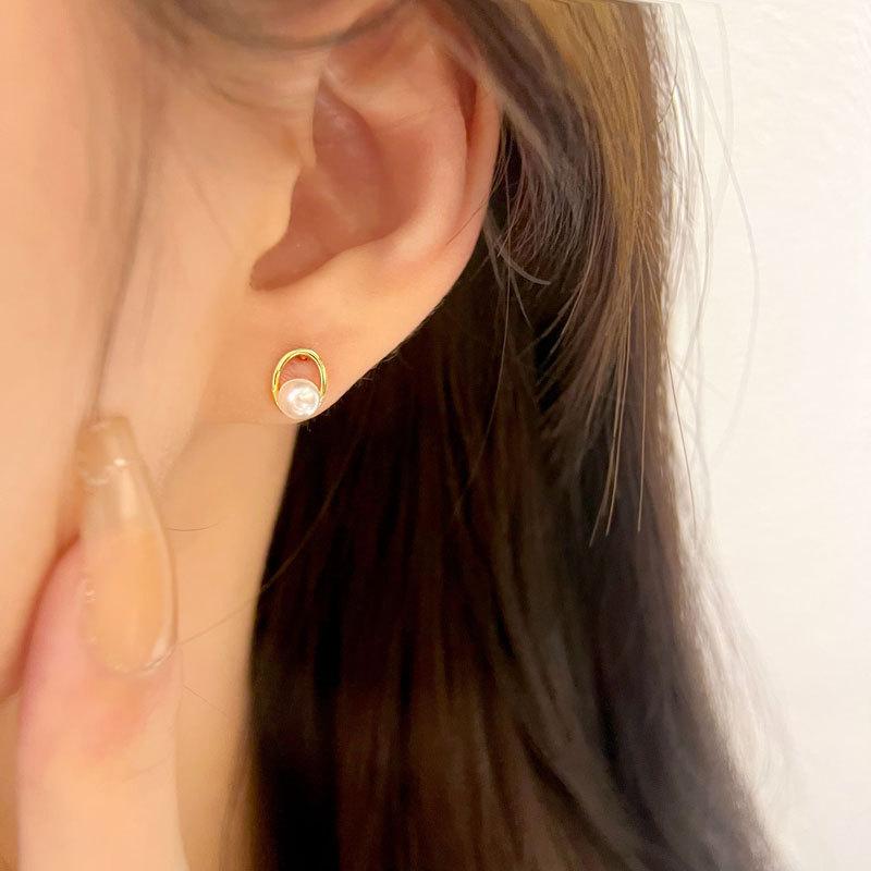 

Серьги с полым овальным жемчугом, компактные мини-серьги для женщин в стиле Гонконга, ретро-темперамент и элегантность