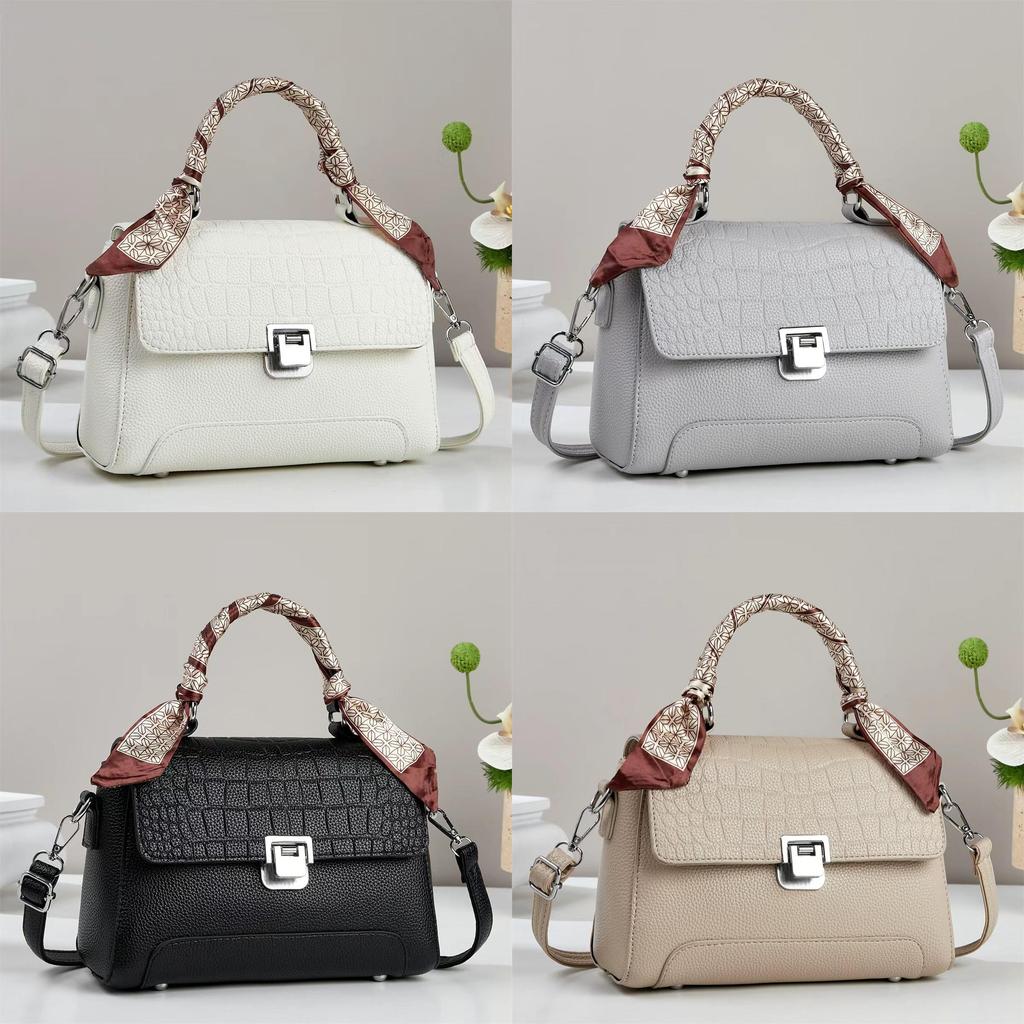 Trendy Street Style Crossbody Bag With Zipper Closure For Casual Outings