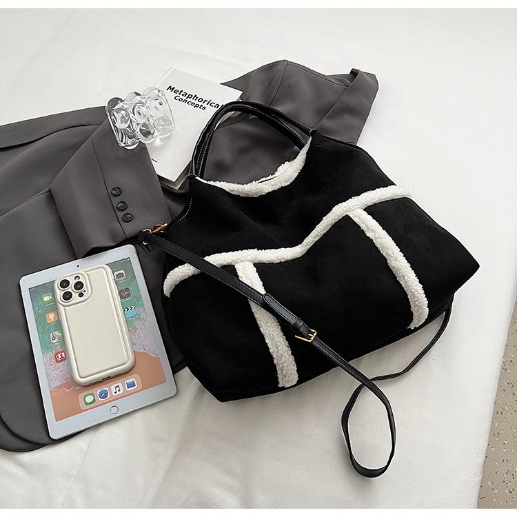 Casual large-capacity women s bag, Japanese and Korean Spice Girl style lamb plush underarm bag, personalized shoulder messenger bag.