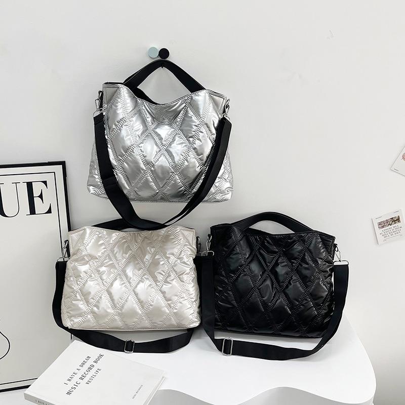 Largecapacity Portable Cotton Clothing Bag Women's Spring New Versatile Casual Diamond Shoulder Messenger Bag Commuter Tote Bag