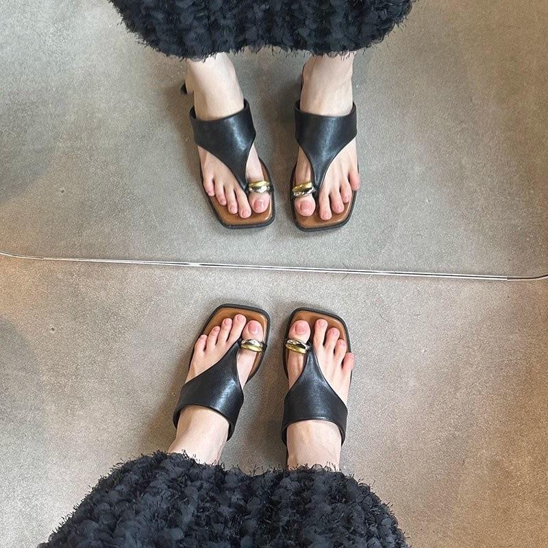 Nischen-Leopardenmuster-Slipper mit mittlerem Absatz, neue Zehen-Cool-Slipper-Set-Zehen-Metallknopf-Flip-Flops