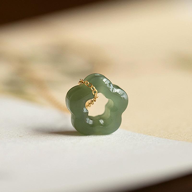 Hetian Jade Plum Blossom Pendant Necklace Natural Vintage Dainty Choker Luxury Clavicle Chain Fashion Temperament