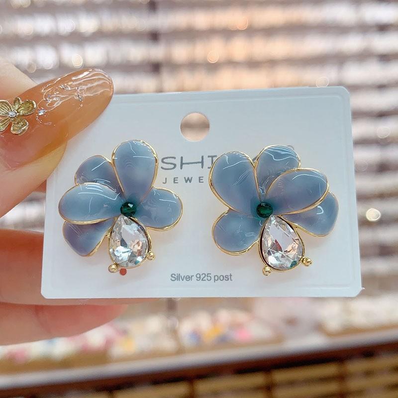

Korean version of fashion oil drop petal zircon stud earrings niche versatile Internet celebrity silver needle earrings women s atmosphere синий
