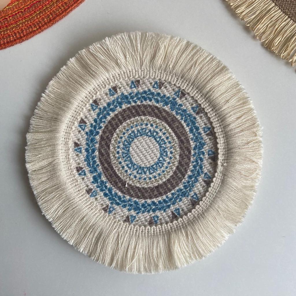 4er Set Boho Gewebte runde Tischsets Handgemachte Tischsets Gewebte Jute Quastenmatte RetroTischdekor Fransen Kaffeematte Fellknäuel Essmatte Pompom Home Decor