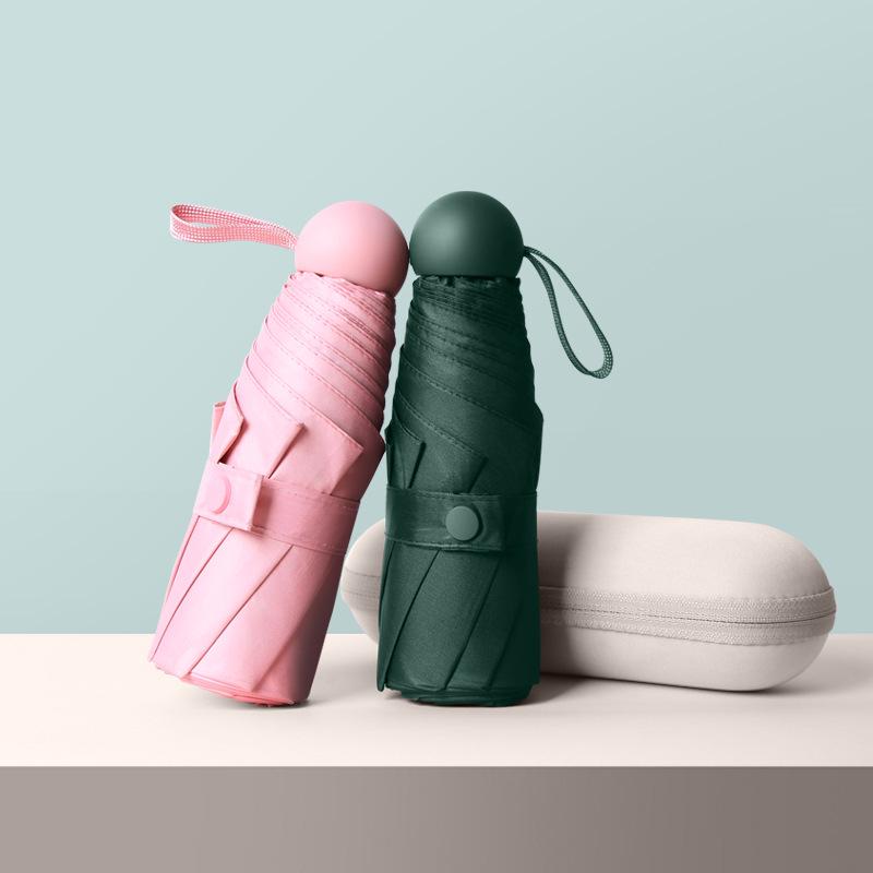 50% avslag: Kompakt Svart Plast Mini Paraply for UV-beskyttelse - Dobbeltbruk for Sol og Regn