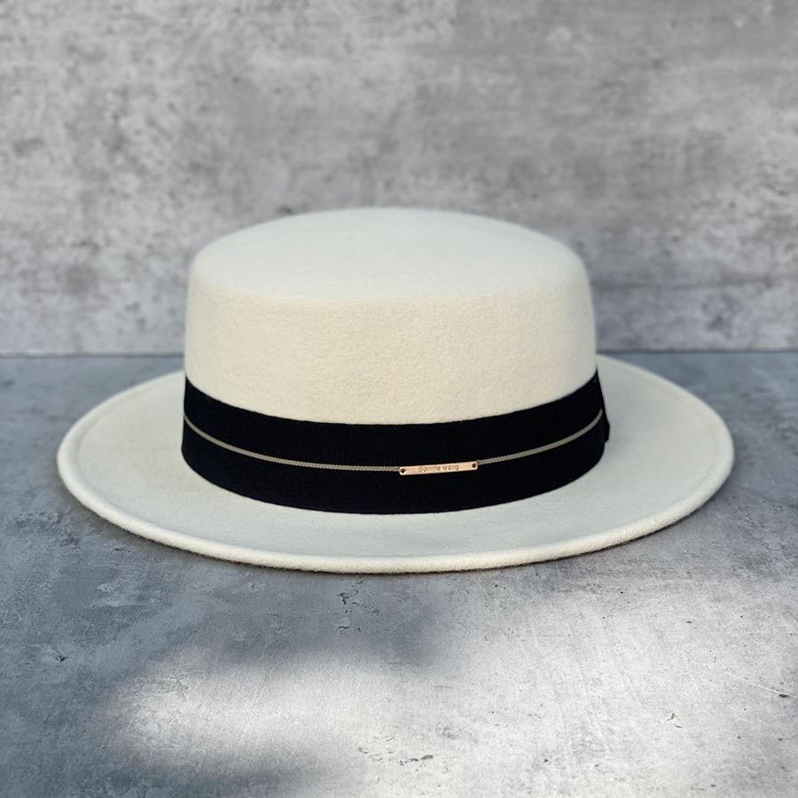 Simple And Fashionable Sticker, White Wool Woolen Flat Hat, Women'S Autumn And Winter Travel, Elegant Retro Wide-Brimmed Top Hat Shows Small Face