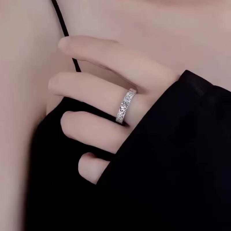 Elegant Unisex Ice-Crushing Ring: Stylish, Niche Luxury, High-End Design, and Gender-Neutral.