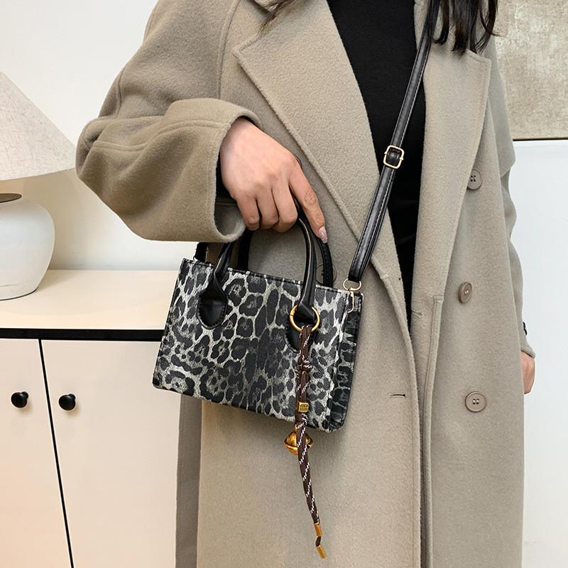 Stylish Fashionable Women's Handheld Small Bag Winter Trendy Retro Shoulder Bag