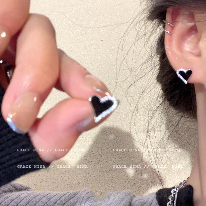 Ins Wind Pearl Love Earrings Women's Exquisite Niche Versatile High-end Stud Earrings 925 Silver Needle Explosive Earrings Wholesale