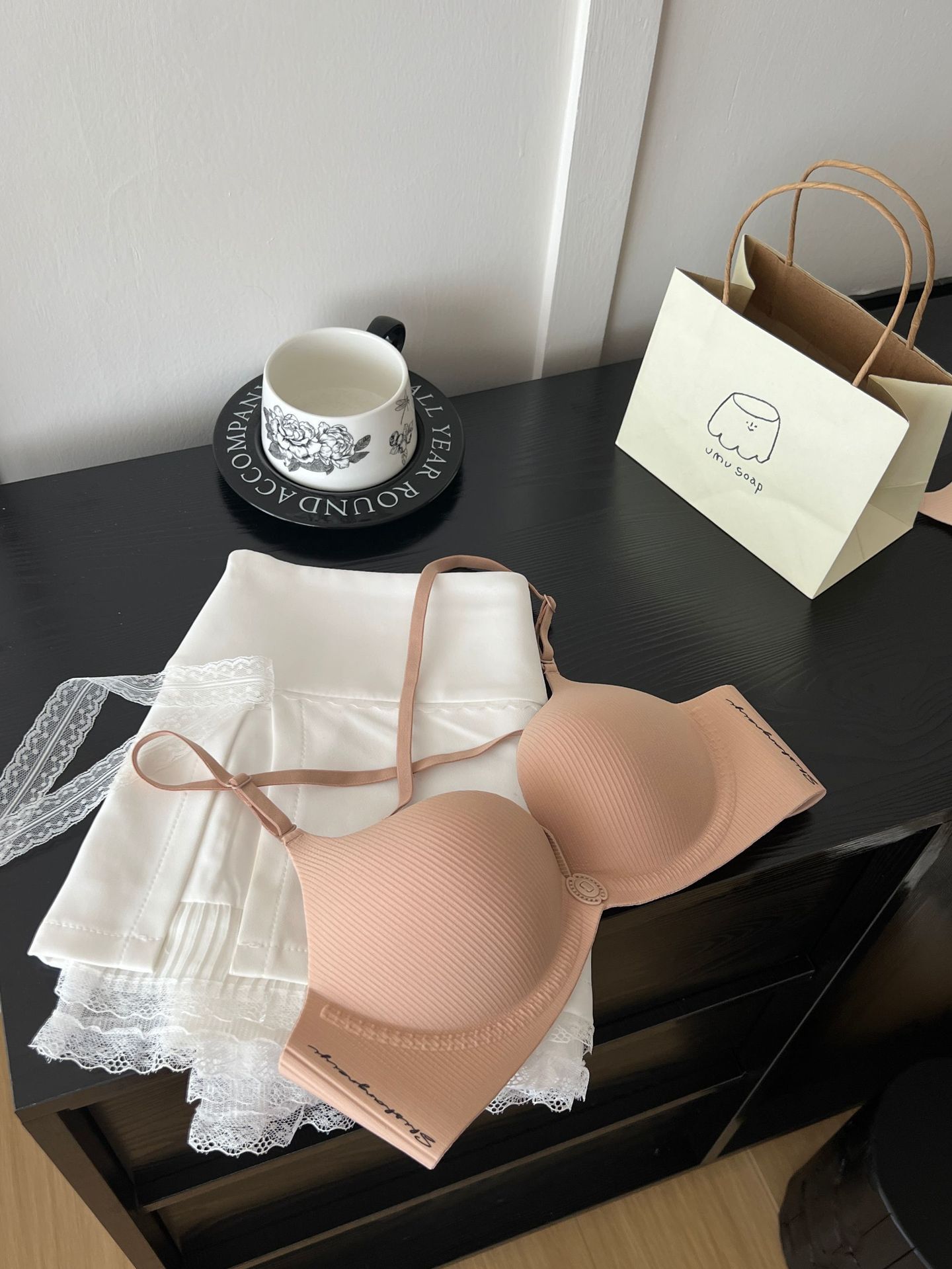 

Front buckle gathering underwear has no traces, small breasts show large gathering underwear does not empty cup, ultra-thin liquid foundation 32ab through cup