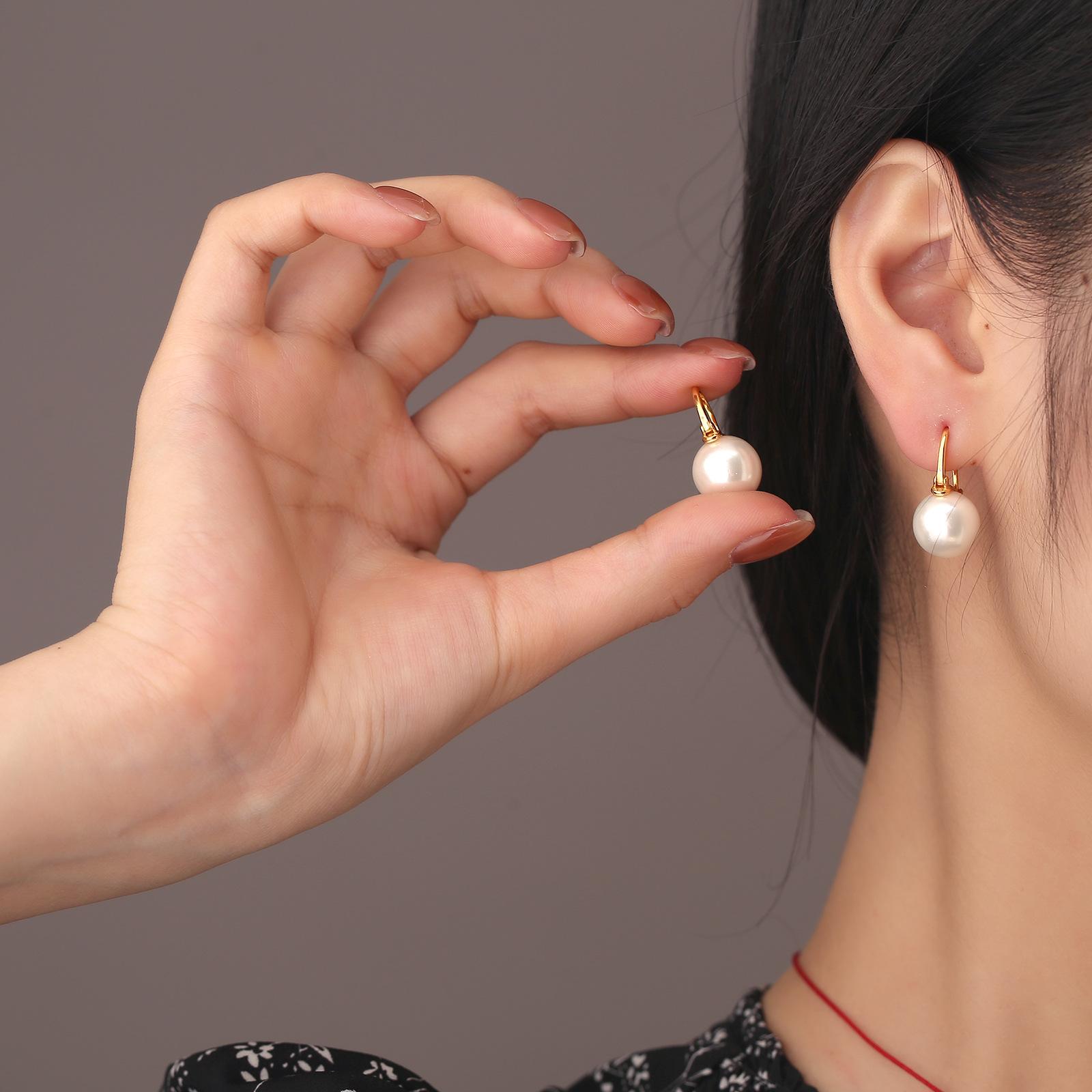 

New Niche Design, Light Luxury Ear Buckle, High-end Sense, Fashionable and Cute Temperament Trend золотий