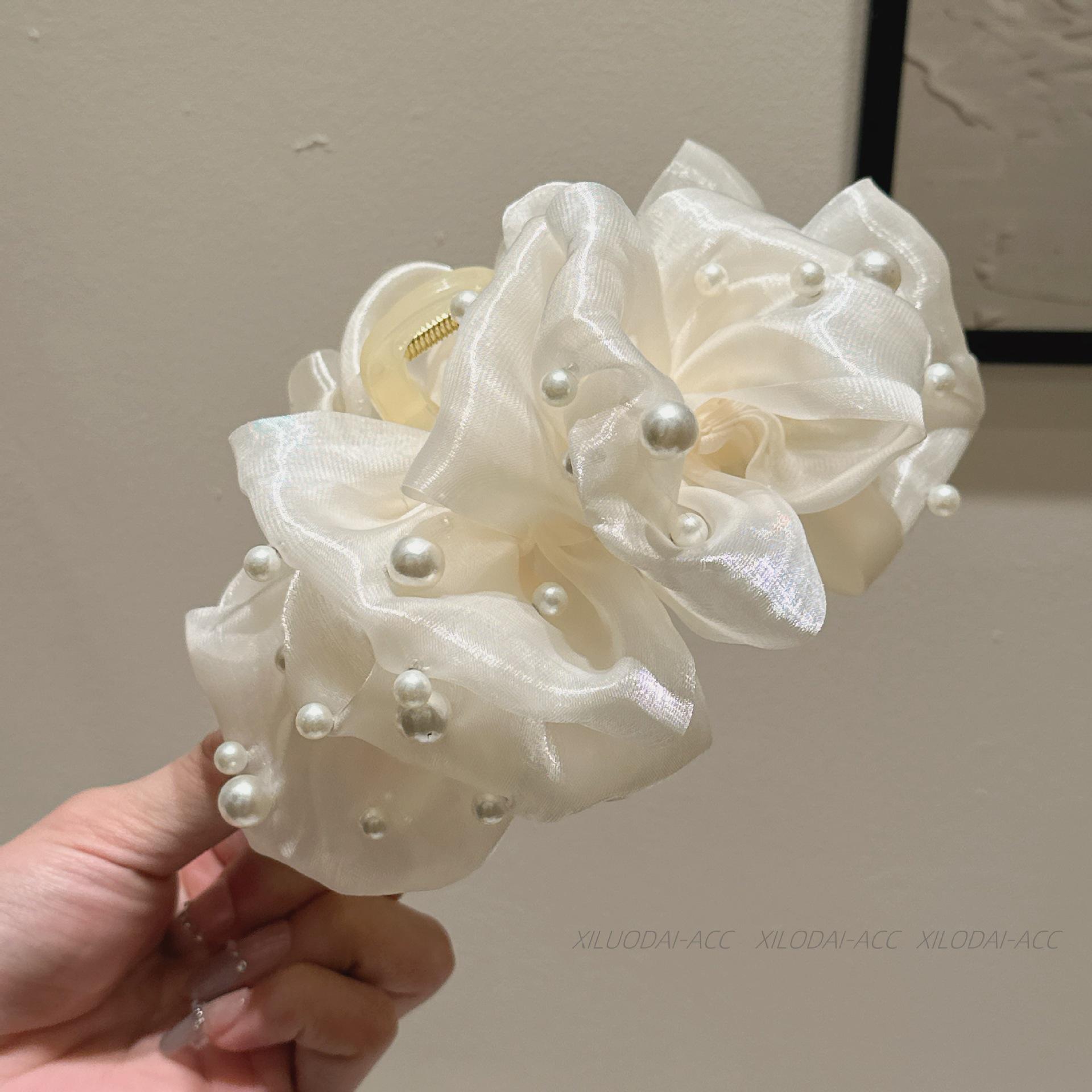 

Заколка для волос Акула из сетки с имитацией жемчуга и крупным горошком