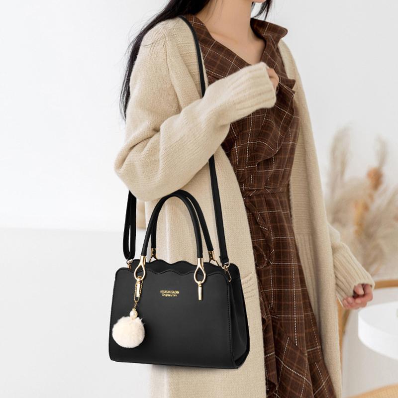 Stor kapasitet Kvinner Topphåndtak Vesker Mote Middelalder Mom's Bag Enkel skulder Crossbody Bag PU Lær Hårball Håndveske