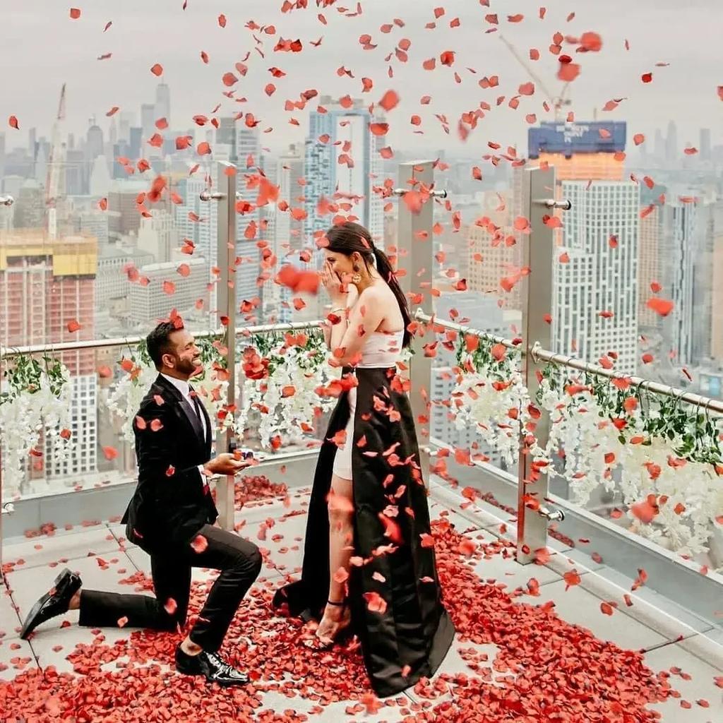 The Wedding Room Is Decorated With Simulated Rose Petals, The Proposal Is Arranged With Romantic Wedding Flowers, Creating A Romantic Atmosphere