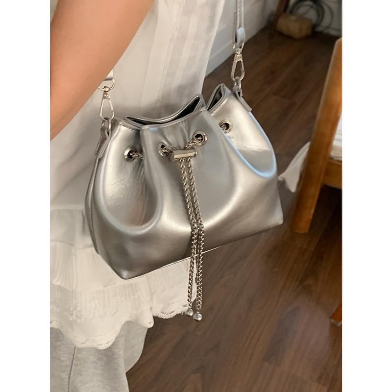 

Niche high-end small bag women s 2025 new red bucket bag simple and versatile shoulder messenger bag серебряный