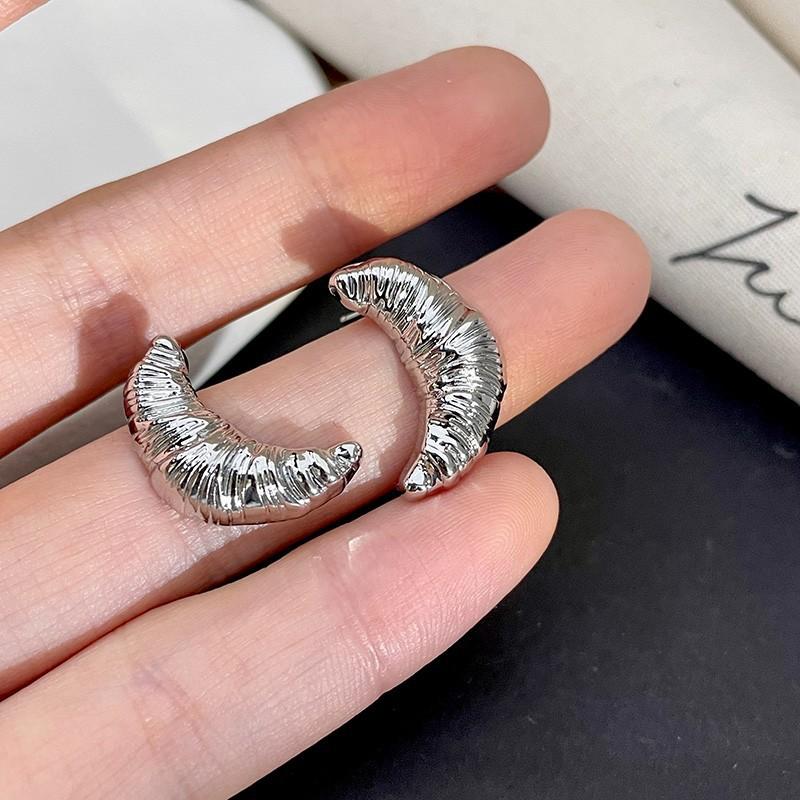 

Blogger S Same Croissant Earrings, Light Luxury Niche Design, High-End Moon Stud Earrings, Unique Personality Temperament Earrings