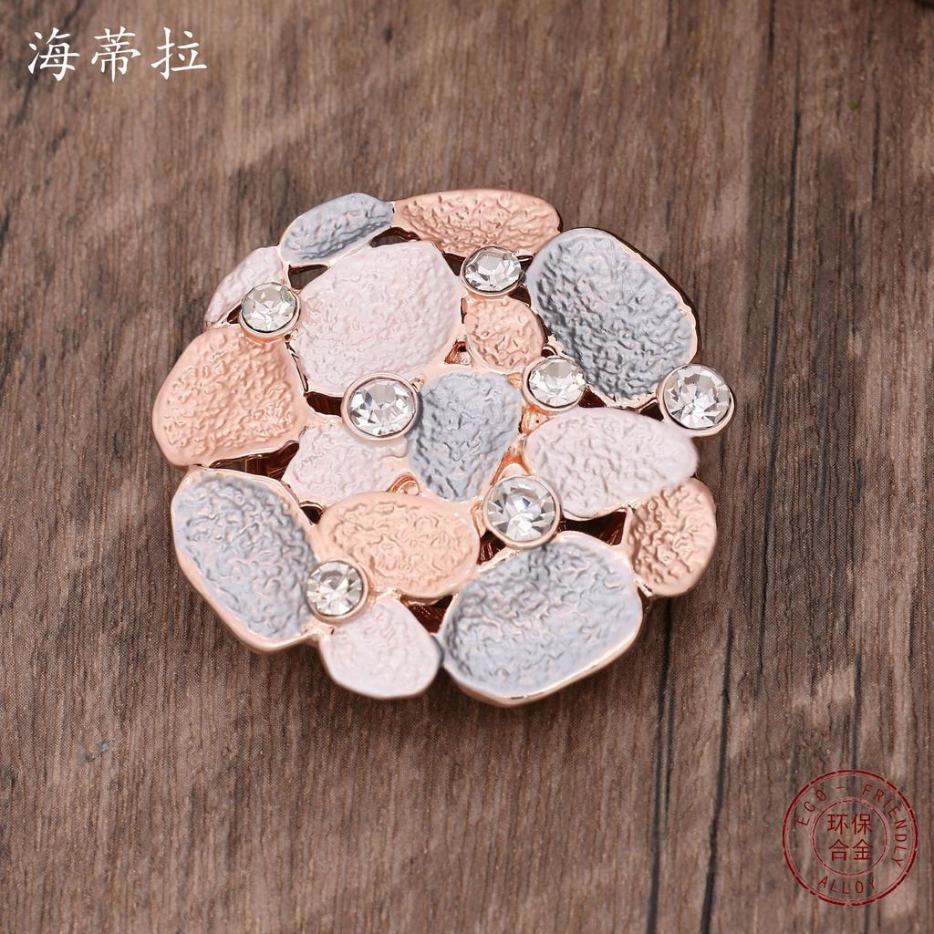 Nouvelle broche magnétique pétale creux géométrique, broche magnétique polyvalente haut de gamme pour banquet pour femmes