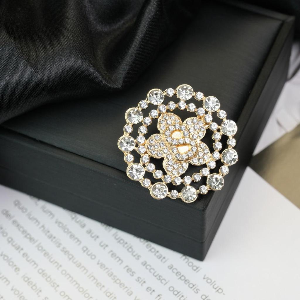 Retro Flower Pearl & Diamond Alloy Brooch Pin