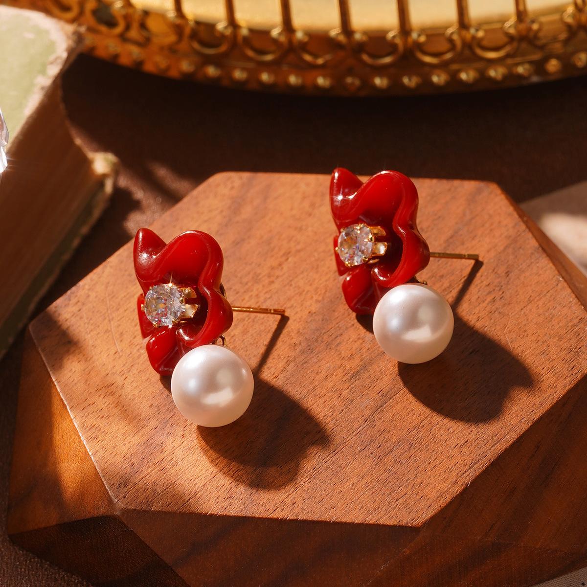 

New Year s autumn and winter pulp red high-end retro literary stud earrings design floral Hong Kong style fashion women s versatile pearl earrings