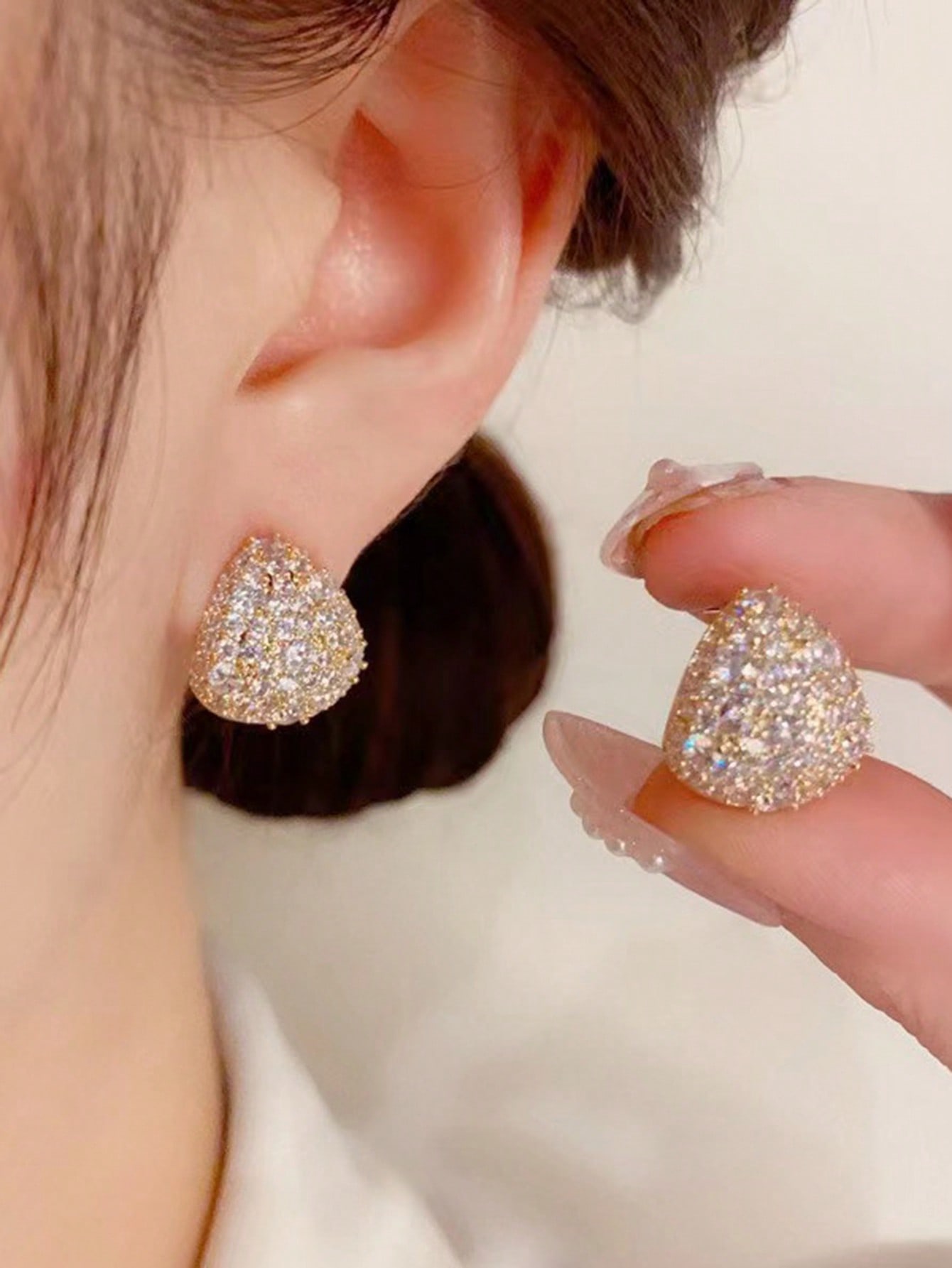 

Simple, light and luxurious, high-end teardrop-shaped earrings, small and fashionable earrings