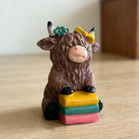 Highland Cow Figurine Reading Book Cattle Resin Statue Sculpture Home Office Decoration Ornament Book Lover Gifts