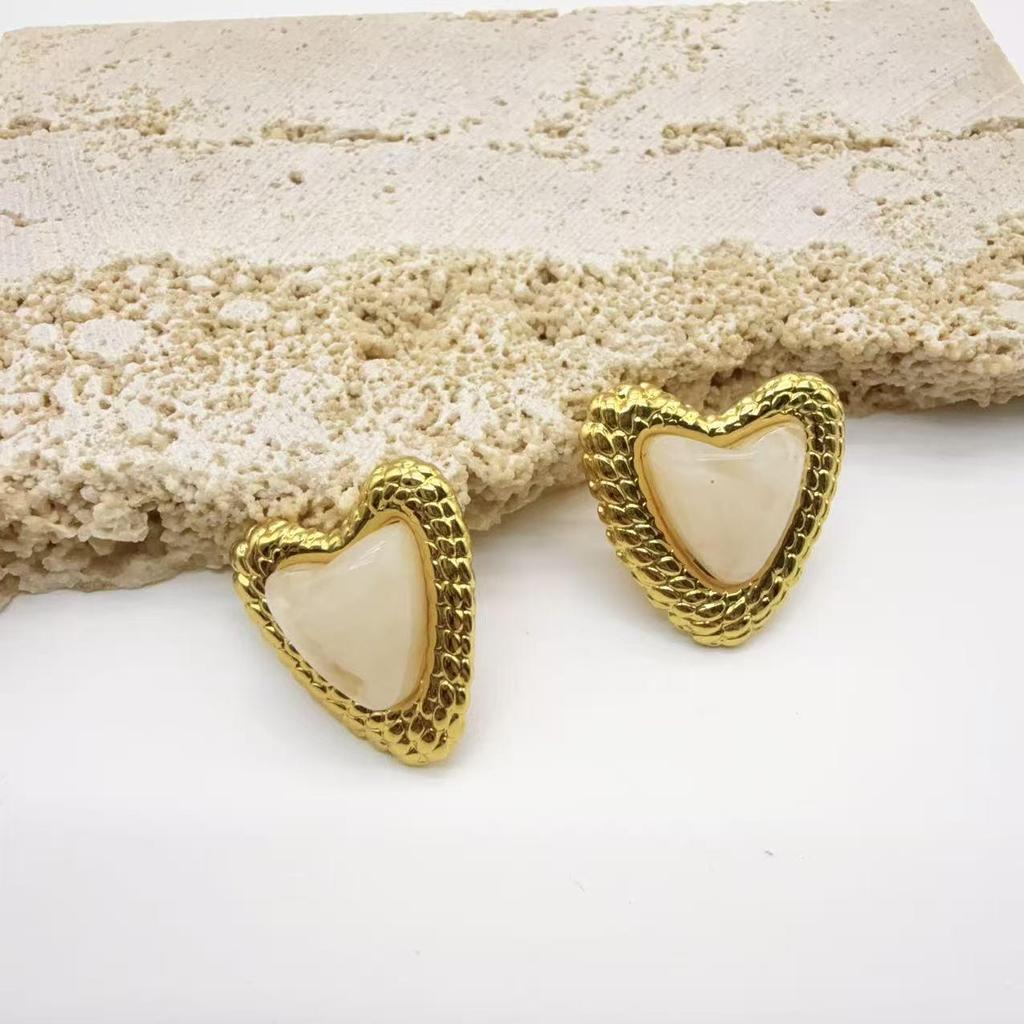 Elegant 2026 European & American Stainless Steel Heart Resin Stud Earrings - Retro French Style