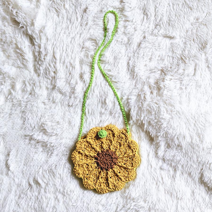 

Daisy Small Round Crossbody Bag: Cell Phone & Coin Purse, Woven Shoulder Bag for Seaside Vacations & Beach Days жёлтый