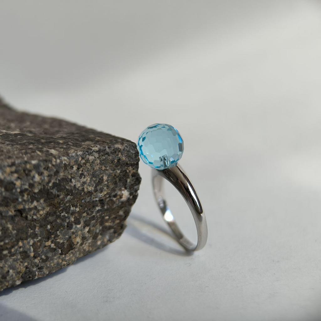 Серебряное кольцо с фианитами, вес изделия 3,65 гр (60002220)