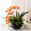 Nordisk modern sommarfräsch inomhuskonstgjord blombukett med gröna krukväxter
