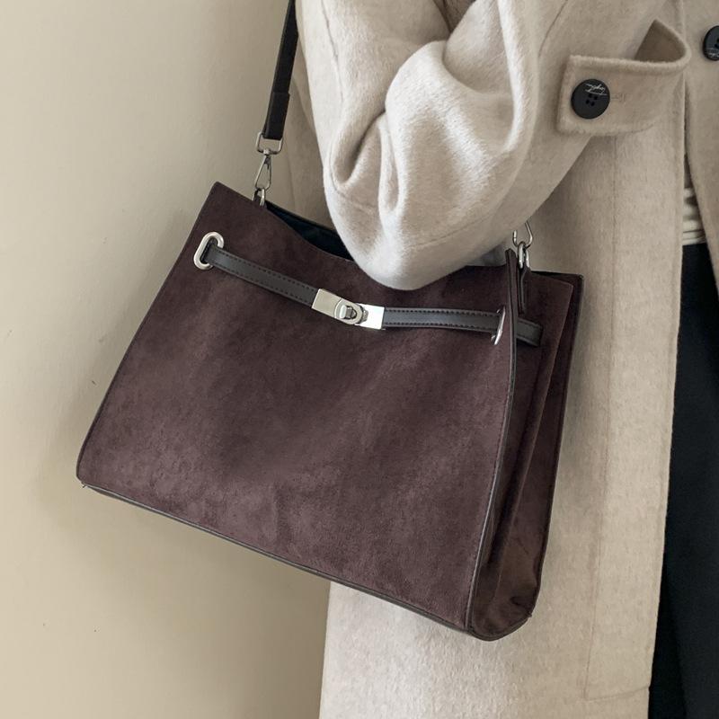 

Autumn and winter bags women s 2025 new niche super fire commuter women s bags single shoulder messenger bags high-grade texture underarm bags хаки