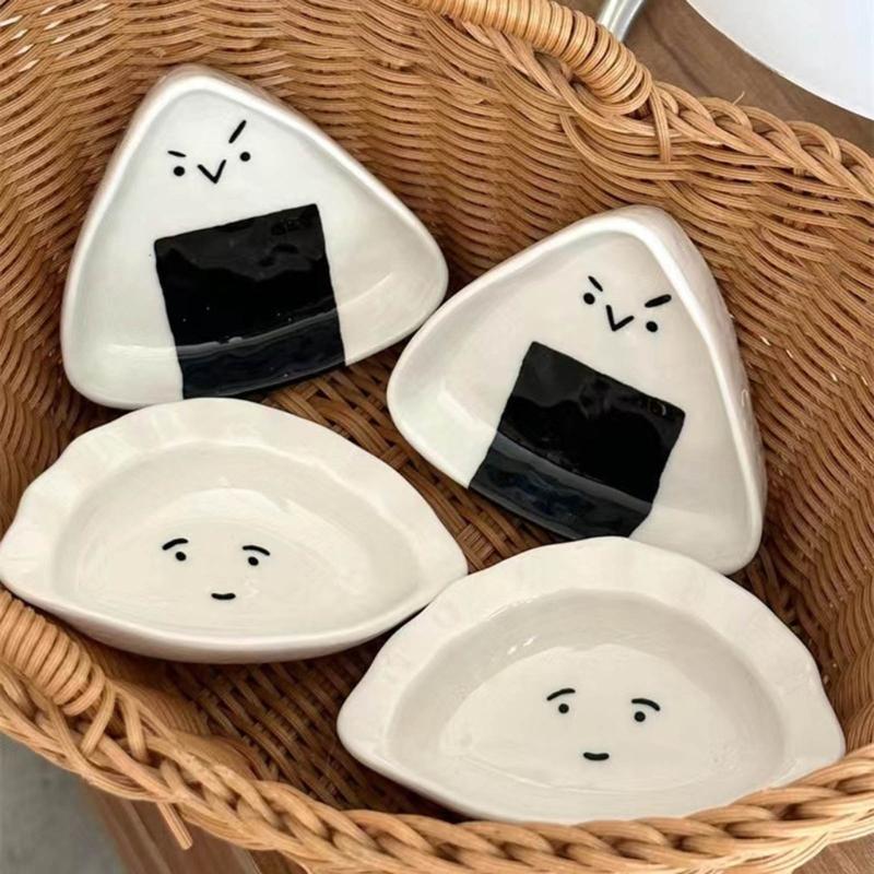 Mini Triangular Ceramic Sauce Dish Perfect For Sushi And Bentos Enhancing Dining Experience With Heat Resistant Design