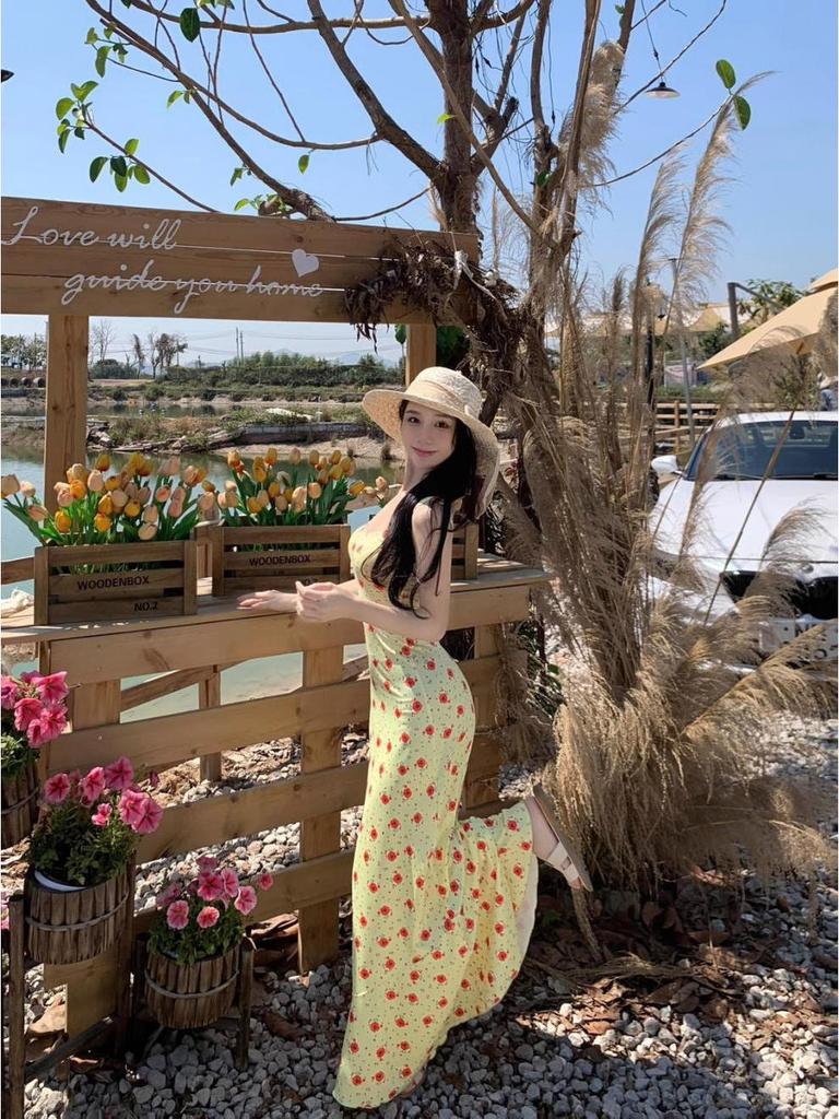 2025 French Seaside Floral Maxi Dress: Elegant Retro Slimming Summer Style with Spaghetti Straps
