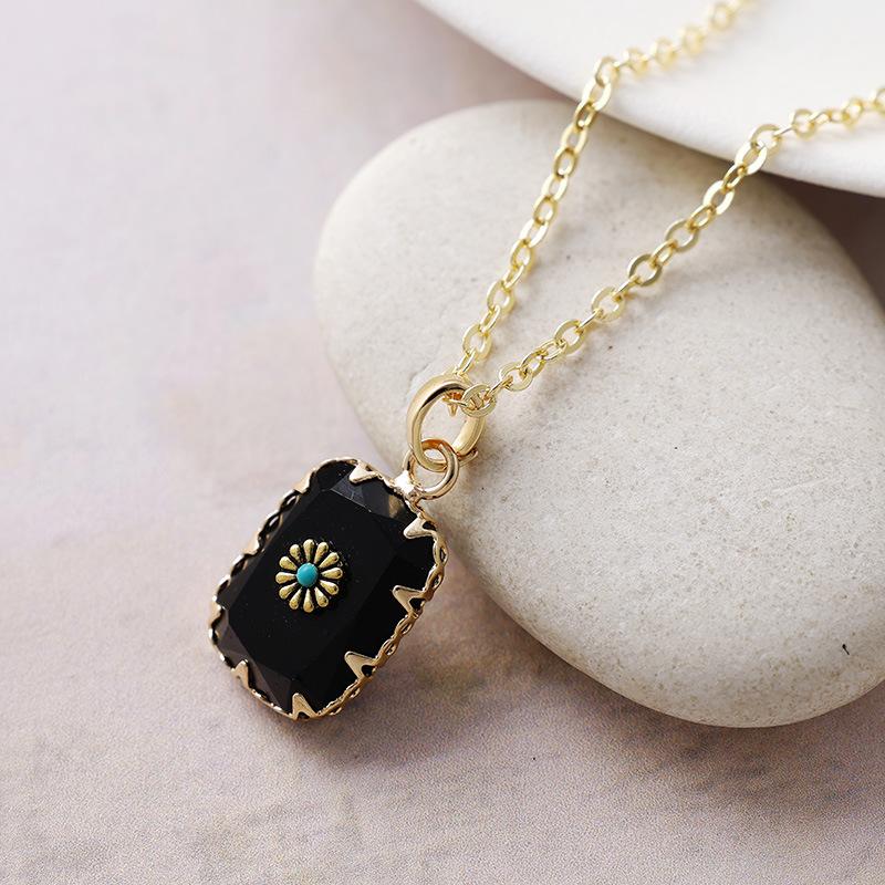 Luxury exquisite Japanese and Korean hot-selling retro natural stone crystal geometric pendant copper-plated real gold necklace, couple jewelry