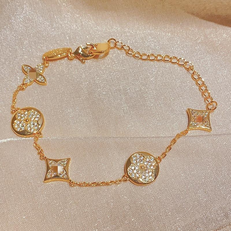 Versatile Four-Leaf Clover Bracelet for Women, Luxury Niche Style with High-End Appeal