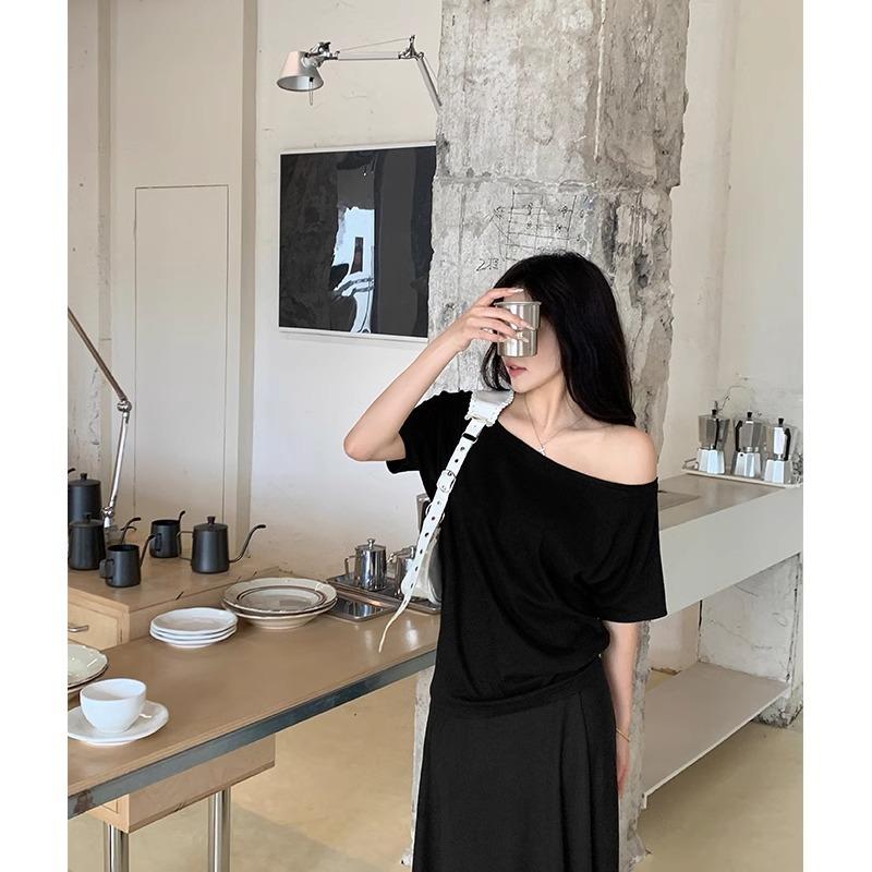 White Off-shoulder Off-shoulder Short-sleeved One-shoulder Exposed Collarbone Sexy T-shirt for Women In Summer Sweet Hottie Loose Flesh-covering Top