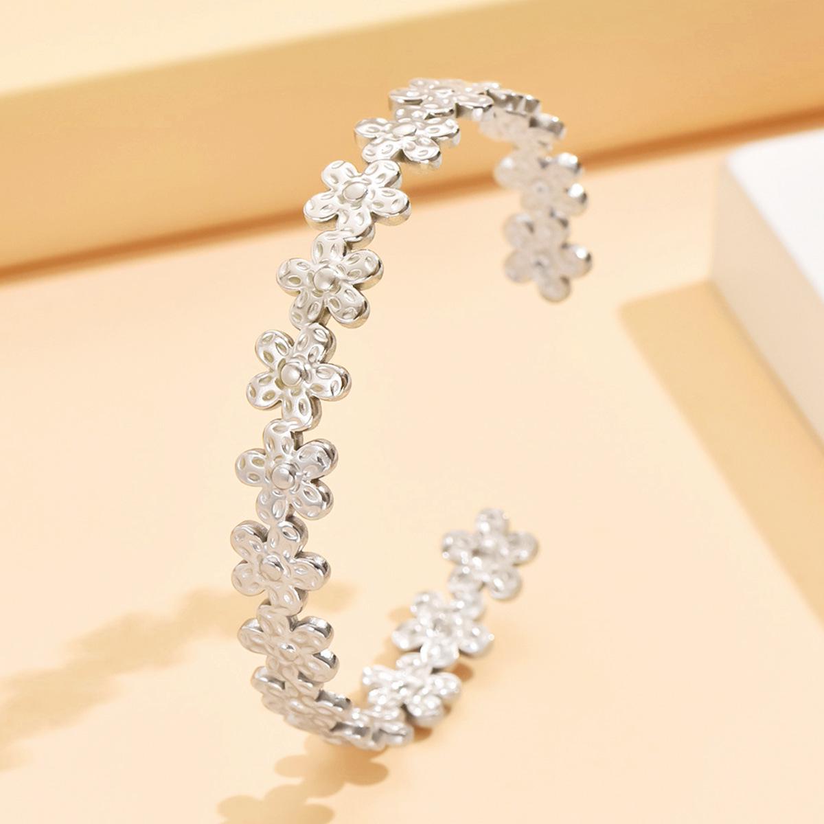 18K Gold-Plated Stainless Steel C-Shaped Open Bangle with Fashion Fresh Flower Design