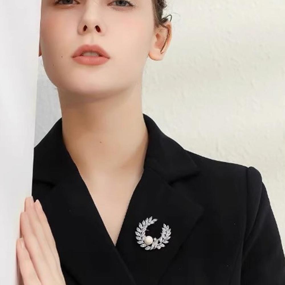 Fashionable leaf pearl colored zircon brooch, anti-exposure brooch for women, metal button to fix clothes, wedding party gift
