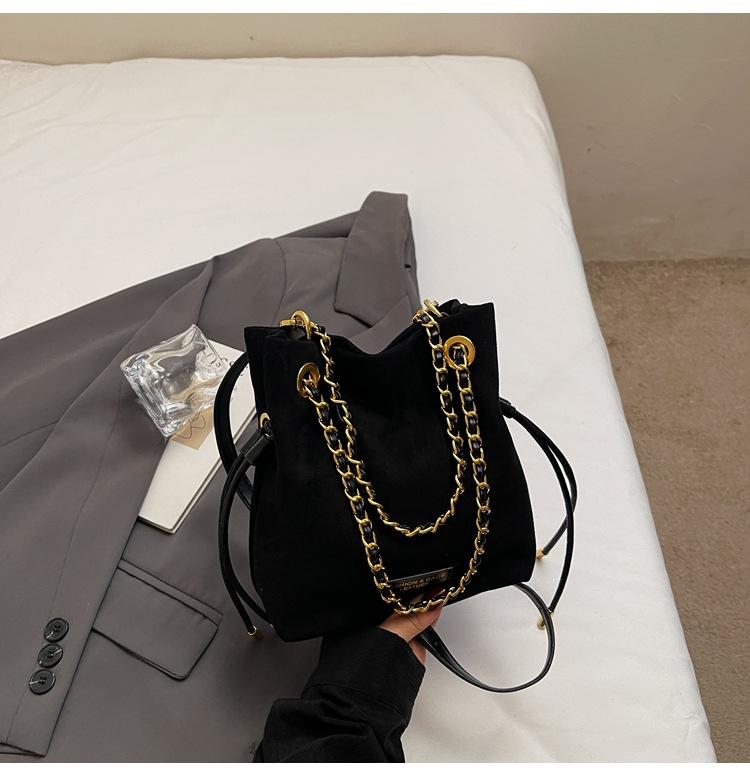 Niche Design Bucket Bag Women's 2025 New Retro Fashion Chain Single Shoulder Messenger Bag Hand Carry Underarm Bag Tide