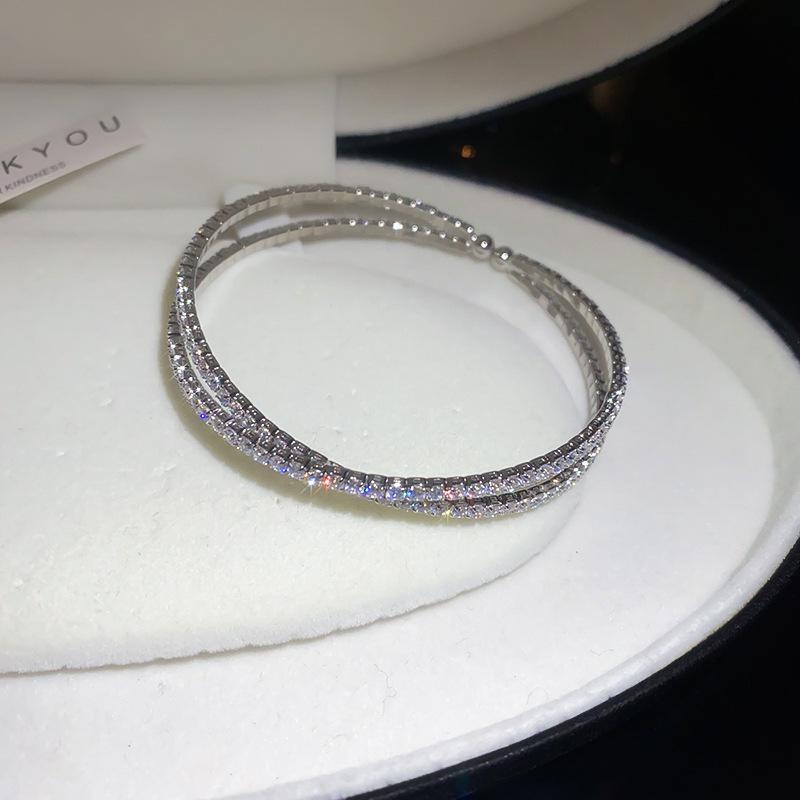 Elegantes Zirkon Buchstaben Blumen Armband: Hochwertiger vielseitiger Armreif für Damen
